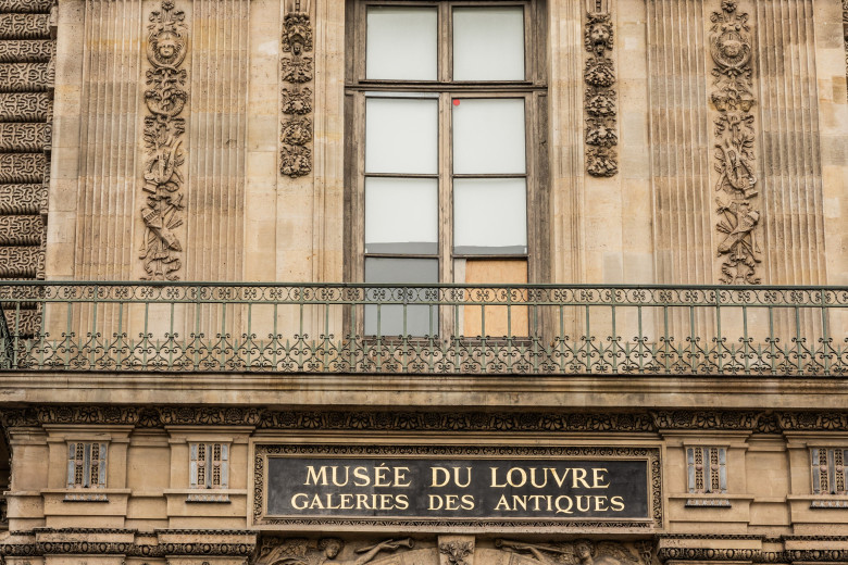 Le musée du Louvre est fermé au public le lendemain du cambriolage spectaculaire et audacieux par quatre voleurs qui ont dérobés les joyaux de la couronne
