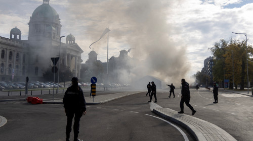 focuri de armă in afara parlementului din serbia