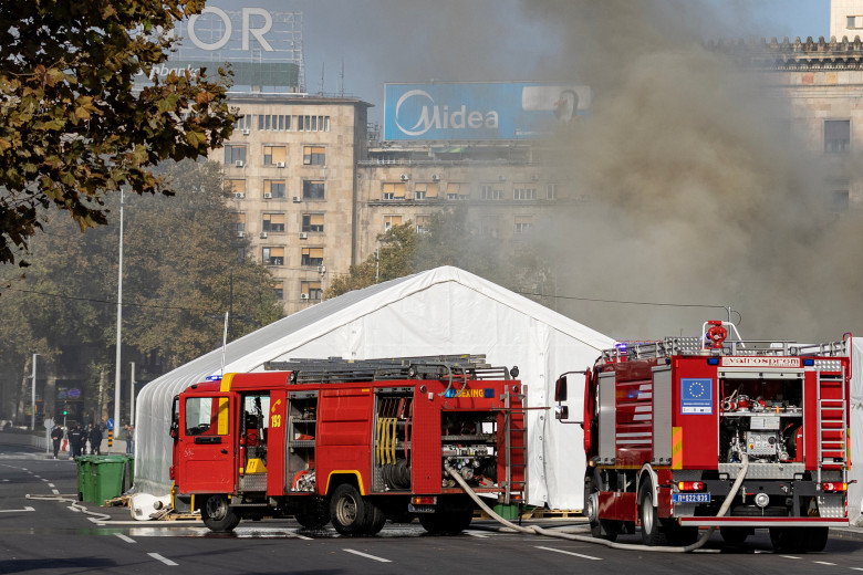 focuri de armă in afara parlementului din serbia