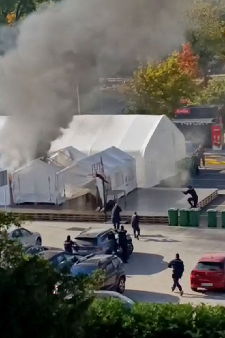 focuri de armă in afara parlementului din serbia