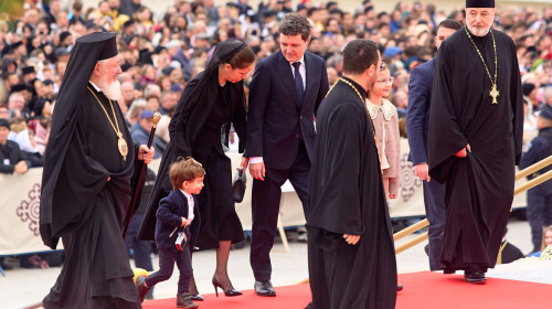 Bucharest, Romania. 26th Oct, 2025: Nicusor Dan, the President of Romania, his partner, Mirabela Gradinaru, and their children Aheea Dan and Antim Dan, arrive at the Romanian National Cathedral to attend the consecration of the mosaics icons of the Cathed