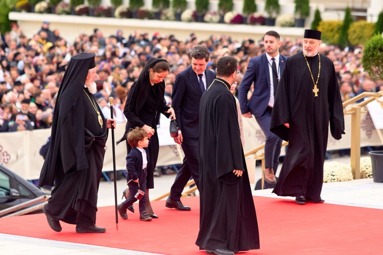 Bucharest, Romania. 26th Oct, 2025: Nicusor Dan, the President of Romania, his partner, Mirabela Gradinaru, and their children Aheea Dan and Antim Dan, arrive at the Romanian National Cathedral to attend the consecration of the mosaics icons of the Cathed