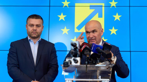 Bucharest, Romania. 26th Nov, 2024: The new interim president of the National Liberal Party (PNL), Ilie Bolojan (R), president of the Bihor County Council, holds a press conference about the party's future following the resignation of the PNL president, N