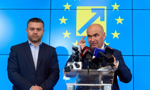 Bucharest, Romania. 26th Nov, 2024: The new interim president of the National Liberal Party (PNL), Ilie Bolojan (R), president of the Bihor County Council, holds a press conference about the party's future following the resignation of the PNL president, N