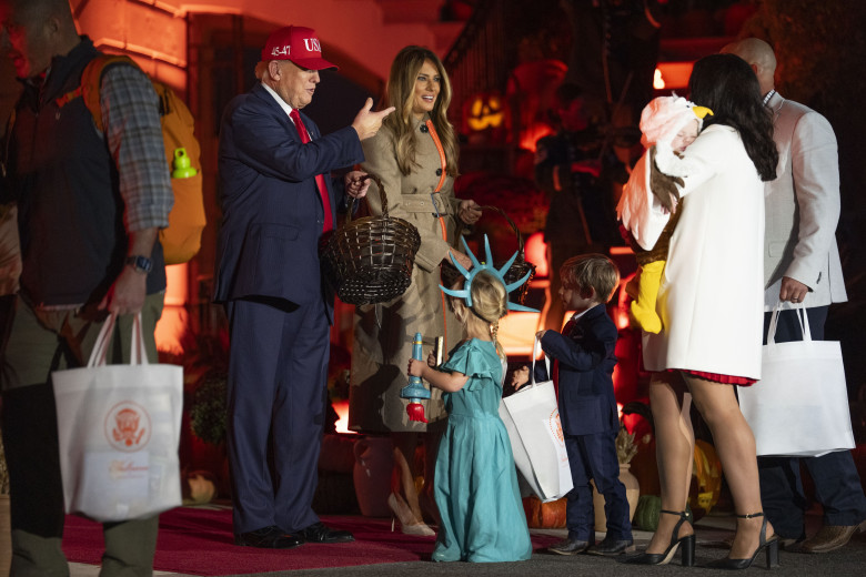 Trump a transformat Casa Albă într-un carnaval de Halloween/ Profimedia