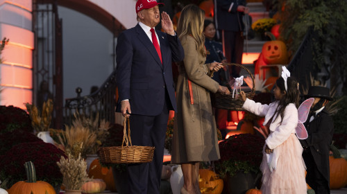 Trump a transformat Casa Albă într-un carnaval de Halloween/ Profimedia