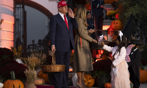Trump a transformat Casa Albă într-un carnaval de Halloween/ Profimedia