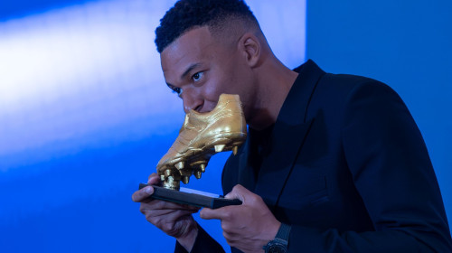 Madrid, Spain. 31st Oct, 2025. Kylian Mbappé poses for photographers with the Golden Boot during the event. The presentation of the Golden Boot for the 2024-2025 season to Kylian Mbappé in the presidential box at the Santiago Bernabéu stadium. Credit: SOP