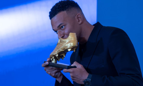 Madrid, Spain. 31st Oct, 2025. Kylian Mbappé poses for photographers with the Golden Boot during the event. The presentation of the Golden Boot for the 2024-2025 season to Kylian Mbappé in the presidential box at the Santiago Bernabéu stadium. Credit: SOP