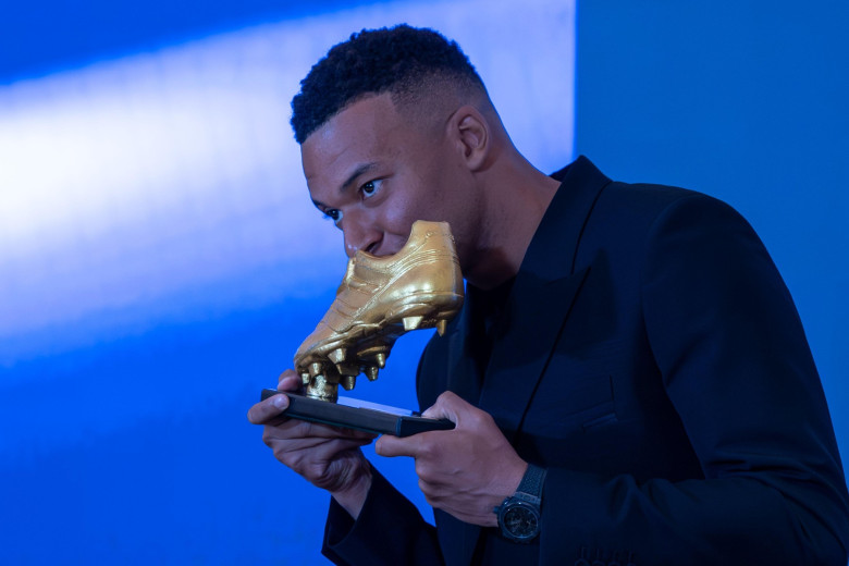 Madrid, Spain. 31st Oct, 2025. Kylian Mbappé poses for photographers with the Golden Boot during the event. The presentation of the Golden Boot for the 2024-2025 season to Kylian Mbappé in the presidential box at the Santiago Bernabéu stadium. Credit: SOP
