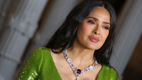 Salma Hayek a furat toate privirile la deschiderea CM 2026. Apariția ei în costum roșu aprins a făcut senzație și a purtat noroc Mexicului