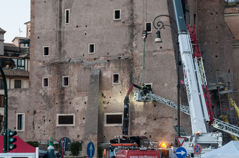 Prăbuşirea unei părţi a unui turn medieval din centrul Romei/ Profimedia