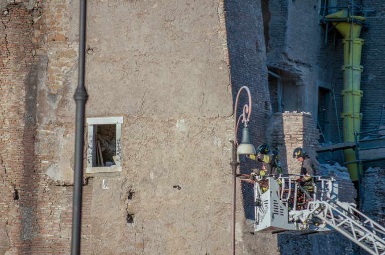 Prăbuşirea unei părţi a unui turn medieval din centrul Romei/ Profimedia