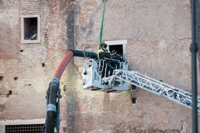 Prăbuşirea unei părţi a unui turn medieval din centrul Romei/ Profimedia