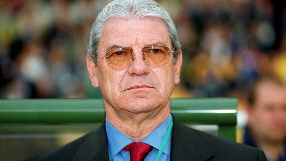 VIDEO Moment special realizat de suporterii Stelei, la înmormântarea lui Emeric Ienei. O bucată din gazonul din Ghencea, pusă în mormânt