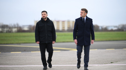 Le président Emmanuel Macron accueille le président Volodymyr Zelensky sur la base aérienne de Vélizy Villacoublay