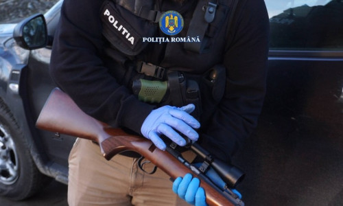 Polițiștii au descoperit arme letale într-un pachet de sărbători/ Foto: Facebook