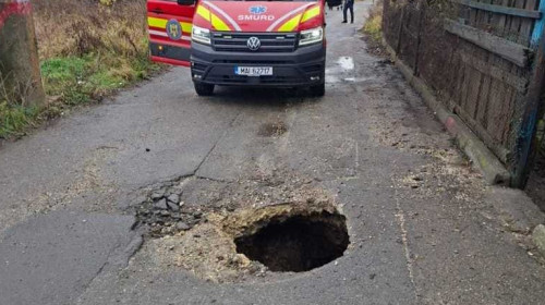 Două persoane au căzut într-o groapă din asfalt, pe o stradă din Petroşani/ Foto: News.ro