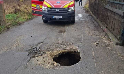 Două persoane au căzut într-o groapă din asfalt, pe o stradă din Petroşani/ Foto: News.ro