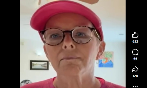 femeie care s-a taiat intr-o cutie de carton