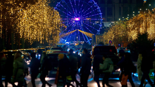 Bucharest, Romania. 5th Dec, 2023. The lights decorate the city near a large Ferris wheel of the Christmas Market in downtown Bucharest. Credit: Lucian Alecu/Alamy Live News