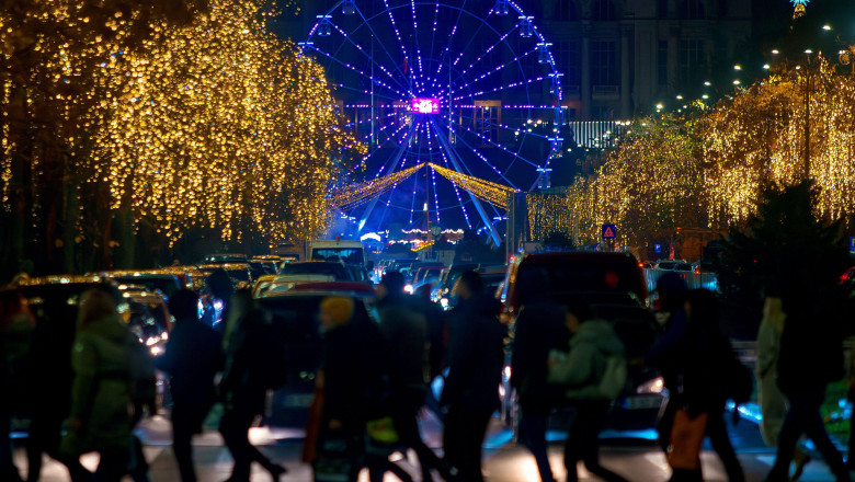 Bucharest, Romania. 5th Dec, 2023. The lights decorate the city near a large Ferris wheel of the Christmas Market in downtown Bucharest. Credit: Lucian Alecu/Alamy Live News