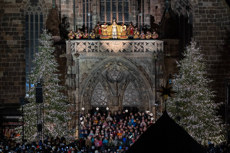 Christkind Nora Falk eröffnet Nürnberger Christkindlesmarkt mit feierlichem Prolog, Nürnberg, 28.11.2025
