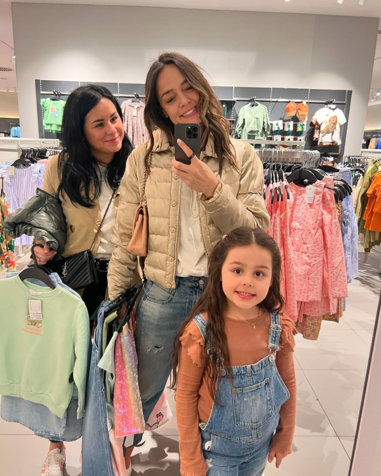 Andreea Raicu cu Măriuca, fata pe care a adoptat-o la distanță acum două decenii/ Foto: Instagram