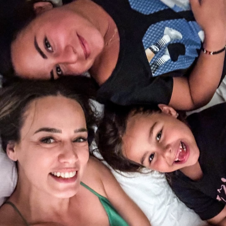 Andreea Raicu cu Măriuca, fata pe care a adoptat-o la distanță acum două decenii/ Foto: Instagram