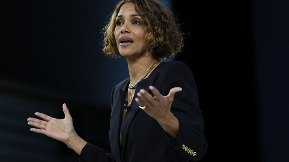 Halle Berry surprinde cu o rară declarație politică: "Nu ar trebui să fie următorul nostru președinte, zic și eu"