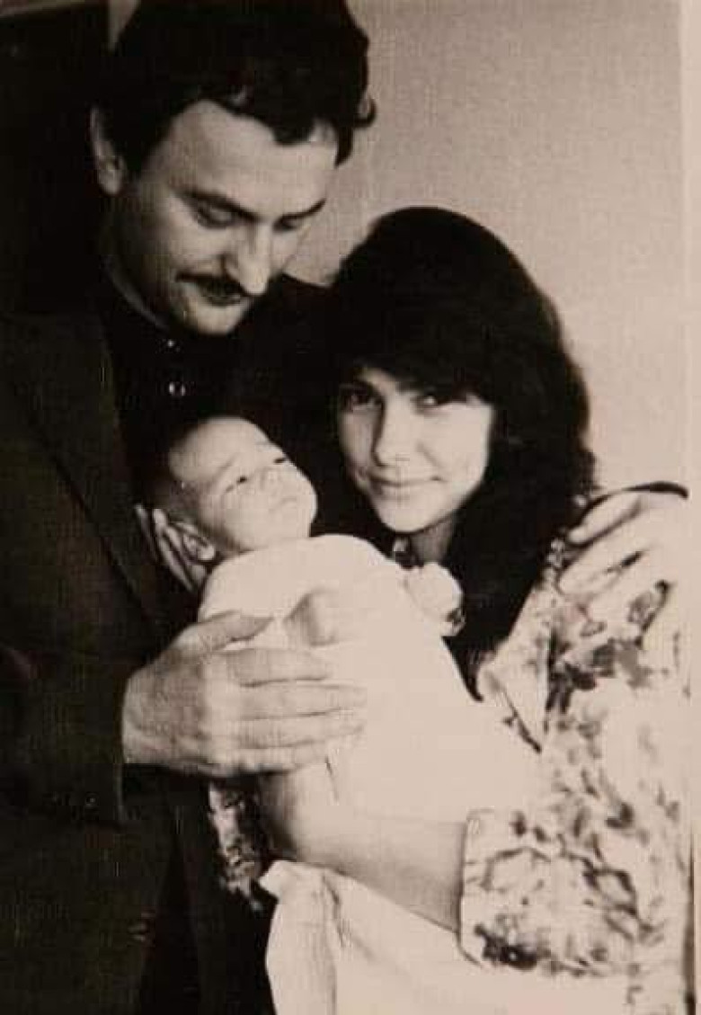 familia amzei pellea. oana pellea in bratele mamei ei, domnica pellea