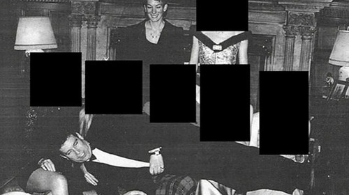 Fostul prinţ Andrew, fotografiat cu capul în poala unei femei, sub privirile lui Ghislaine Maxwell/ Profimedia