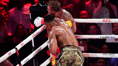 Jake Paul a suferit două fracturi la maxilar, care au necesitat implantarea a două plăci de titan, după meciul cu Anthony Joshua/ Profimedia