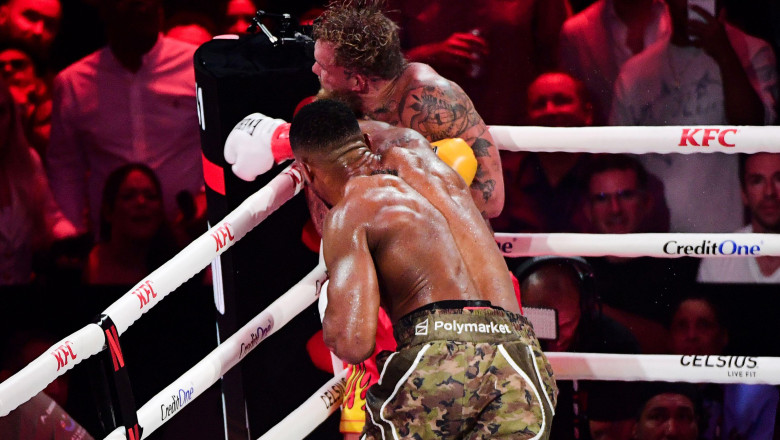 Jake Paul a suferit două fracturi la maxilar, care au necesitat implantarea a două plăci de titan, după meciul cu Anthony Joshua/ Profimedia