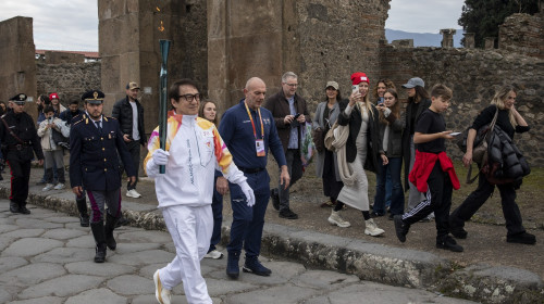 The Olympic flame arrives in Pompeii