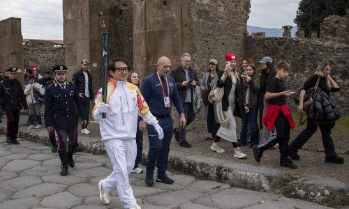 The Olympic flame arrives in Pompeii