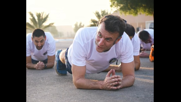 Emmanuel Macron, sesiune de sport cu flotări și abdomene, alături de militarii francezi din Abu Dhabi. În weekend a împlinit 48 de ani