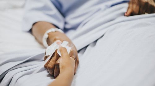 12 medici au luptat 107 minute pentru viața unei tinere în comă/ Freepik