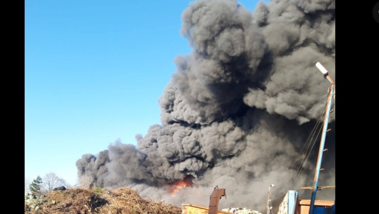incendiu la un depozit de pe Bulevardul Iuliu Maniu2