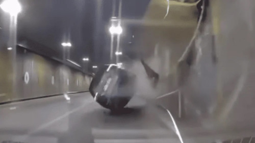 Momentul când un șofer a efectuat o depășire în viteză în Pasajul Unirii din București/ Foto: Captură video