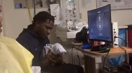 Un bărbat a ales să se joace pe calculator, chiar în sala de nașteri, în timp ce i se năștea copilul/ Foto: X