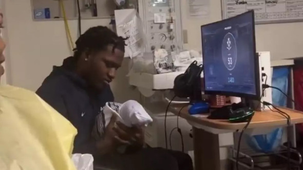 Un bărbat a ales să se joace pe calculator, chiar în sala de nașteri, în timp ce i se năștea copilul: „Cel mai diabolic lucru văzut vreodată”