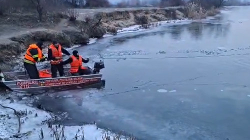 doi barbati s-au rasturnat cu barca in raul olt