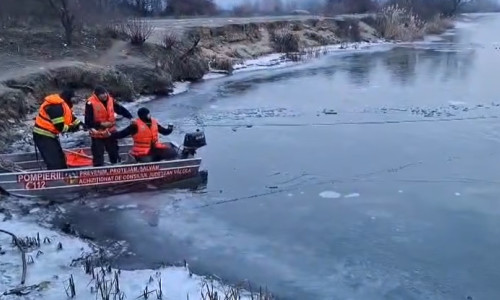 doi barbati s-au rasturnat cu barca in raul olt