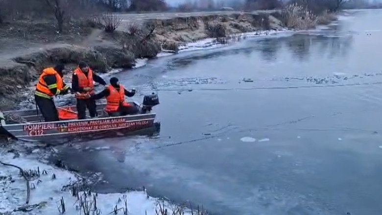 doi barbati s-au rasturnat cu barca in raul olt