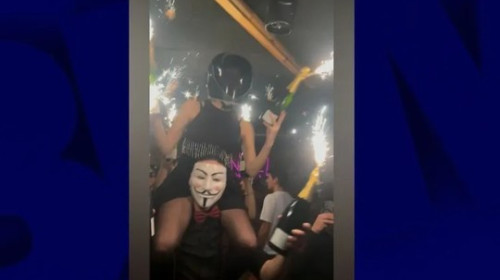 femeie-pe-umerii-barmanului-in-barul-crans-montana-bfmtv