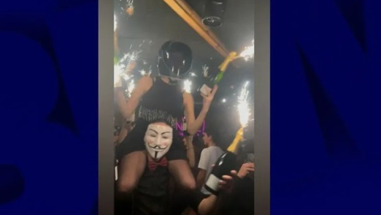 femeie-pe-umerii-barmanului-in-barul-crans-montana-bfmtv