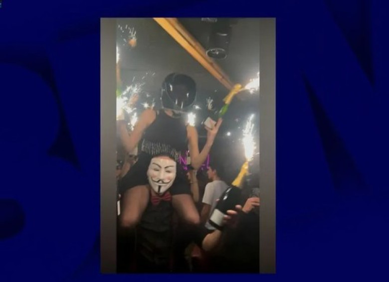 femeie-pe-umerii-barmanului-in-barul-crans-montana-bfmtv