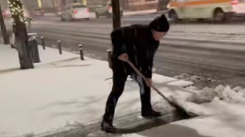 Imagini virale cu Emil Boc care curăţă de zăpadă trotuarul din faţa Primăriei Cluj-Napoca/ Foto: Captură video