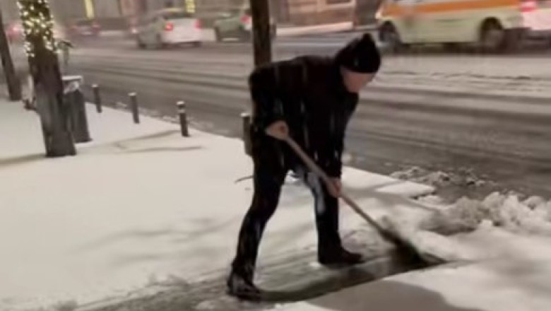 Imagini virale cu Emil Boc care curăţă de zăpadă trotuarul din faţa Primăriei Cluj-Napoca/ Foto: Captură video